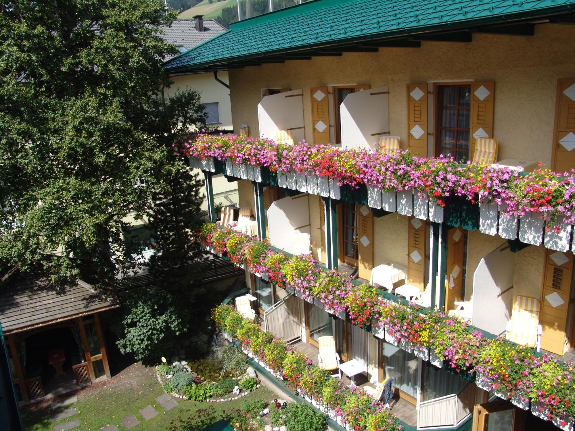 Hotel Cavallino Bianco - Weisses Roessl San Candido Ngoại thất bức ảnh