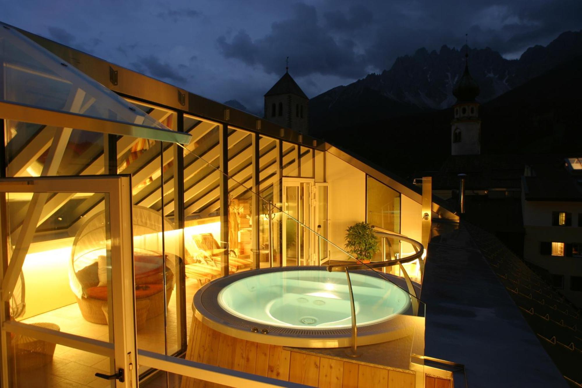 Hotel Cavallino Bianco - Weisses Roessl San Candido Ngoại thất bức ảnh